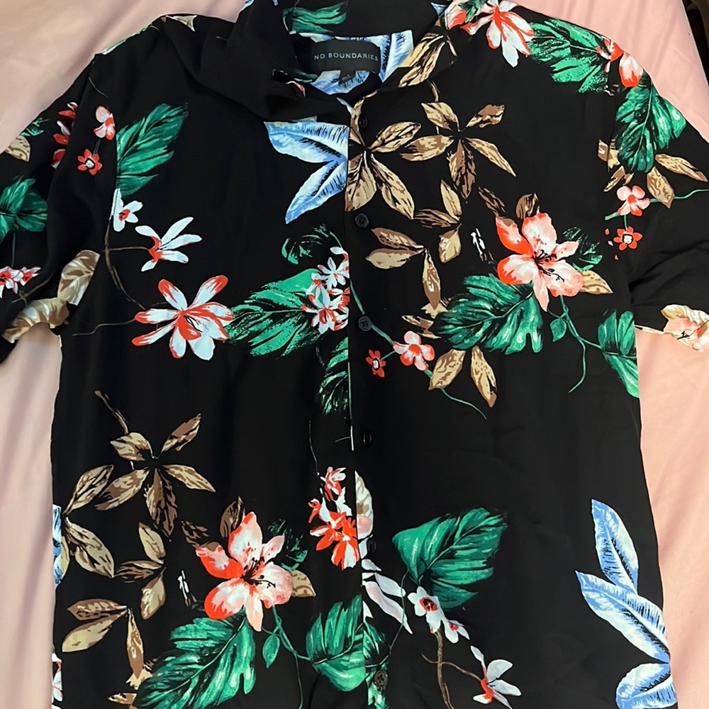 Hawaiian shirt size small In mens